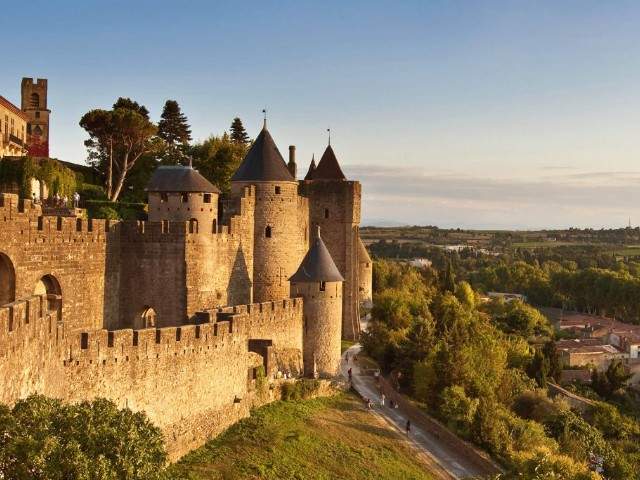 walking guided tour carcassonne castle 1024x683